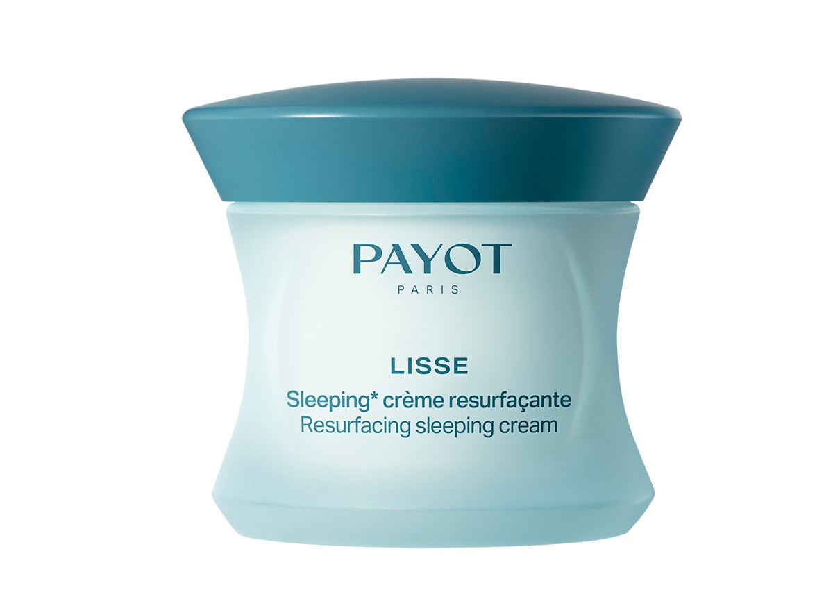 Crema reparadora de noche Lisse de Payot (66,50 euros). Una crema de noche ultraconfortable con alto contenido en AHA y plantas medicinales que deja una tez suave y descansada. Compuesta por un 90% de ingredientes de origen natural, corrige las arrugas y es apta para todo tipo de pieles. Con una textura muy confortable y suavemente perfumada.