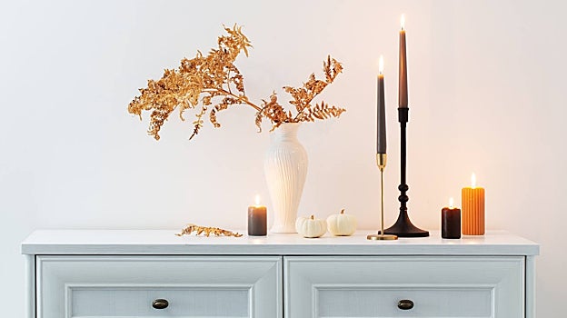 Las velas en candeles y portavelas dan un toque íntimo y misterioso