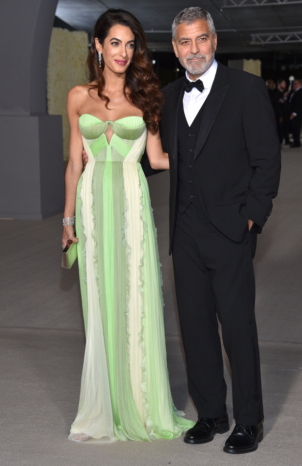 Amal Clooney fue de las pocas invitadas que escogió el color, con este bonito vestido en tonos verde de la firma Del Core. Acudió con su marido, George Clooney, muy elegante con el clásico esmoquin. 