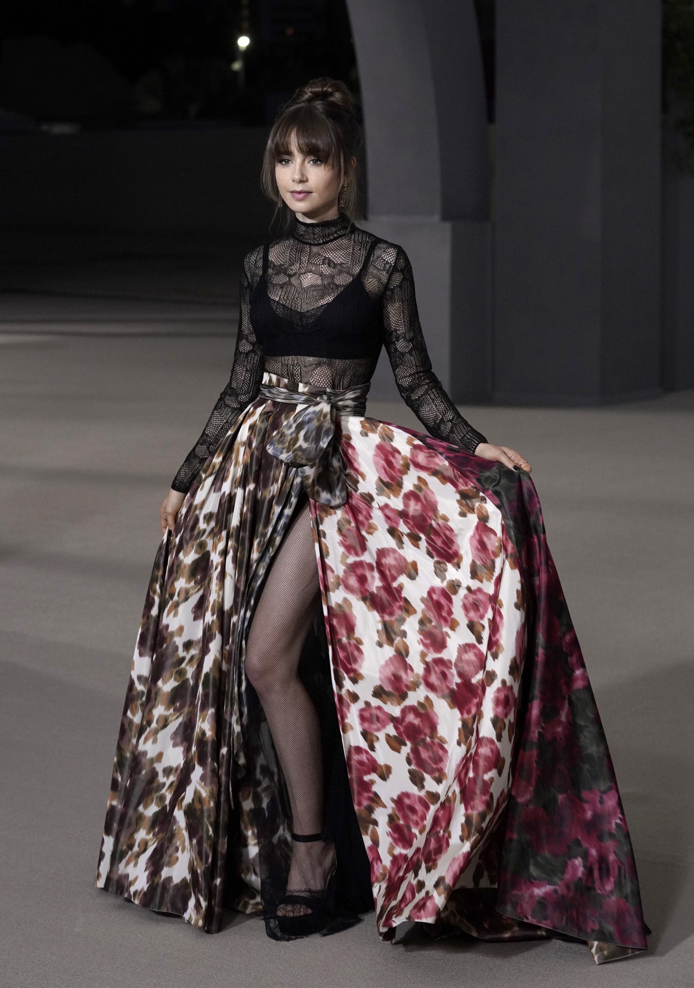 Lily Collins con un diseño de Dior que combinaba las transparencias, el encaje y una falda con estampado floral. 