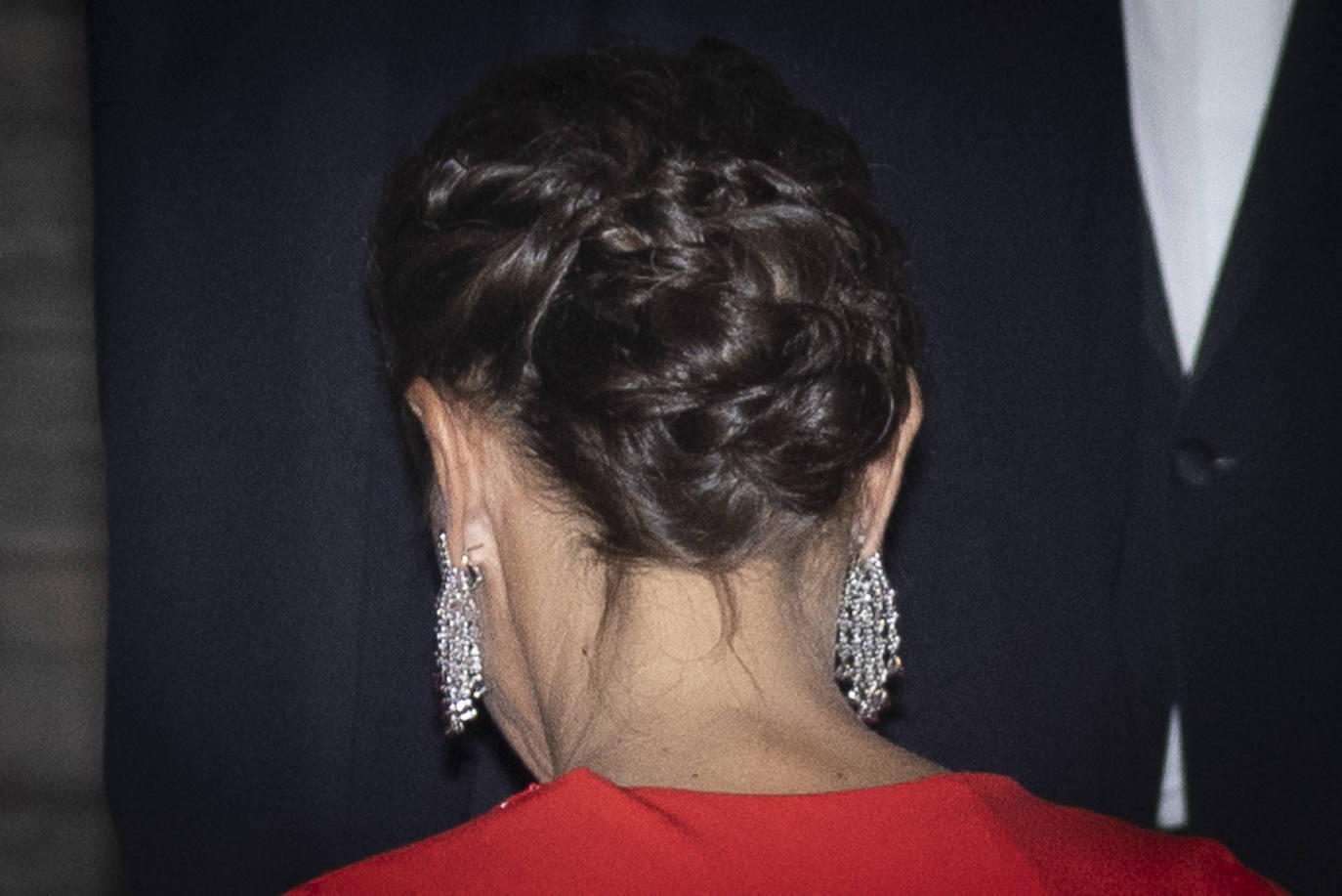 Así es el recogido de trenzas que lució doña Letizia en la cena de Estado celebrada por el presidente de Alemania en su honor. Se trata de un elaborado peinado que parte de una trenza invertida.