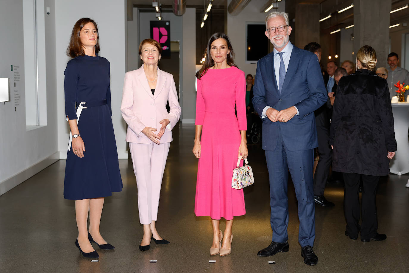 La reina había estrenado este vestido fucsia de Moisés Nieto en el séptimo aniversario de la proclamación de Felipe VI. Ajustado en la cintura y con falda de vuelo, es un diseño muy elegante, realizado en tejido crepé. Lo ha combinado con zapatos de tacón alto en nude.