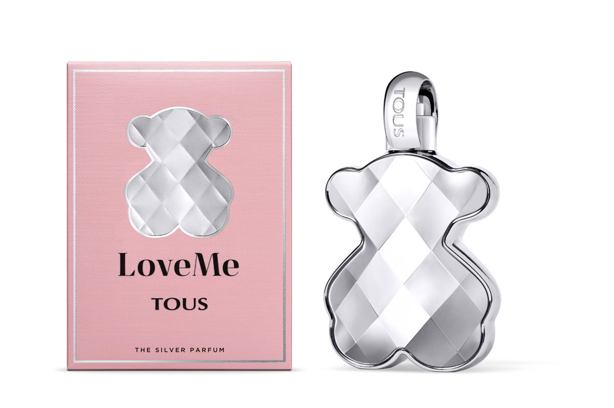 LoveMe The Silver Parfum de Tous (115 €, 90 ml). Una fragancia floral, afrutada y almizclada, cuyo efecto hipnótico es un fiel reflejo de la plata en la que se inspira. Realzada por una mandarina chispeante y un melocotón aterciopelado, la frescura magnética de la fragancia se suaviza primero con almizcles seductores y luego se texturiza con las facetas profundas del sándalo. El envase es un tributo al oso original y se convierte en una auténtica joya con su brillo impactante.