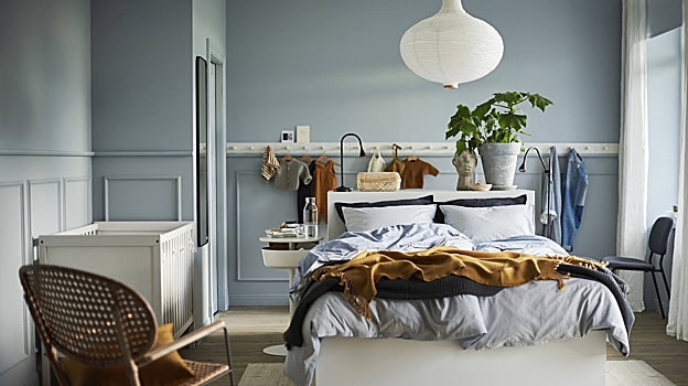 Espacio diseñado por Ikea España con el azul como color predominante y tonos ocres y mostazas