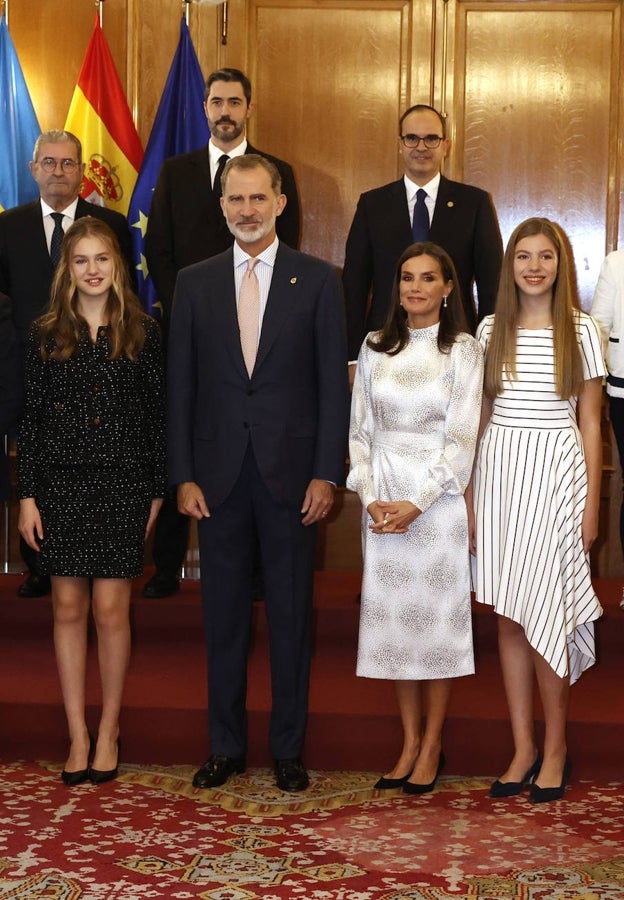 La Princesa de Asturias con vestido de tweed en color negro, y doña Letizia y la Infanta Sofía con vestidos blancos y estampado en negro. Las tres han optado por salones en color negro tacón medio.