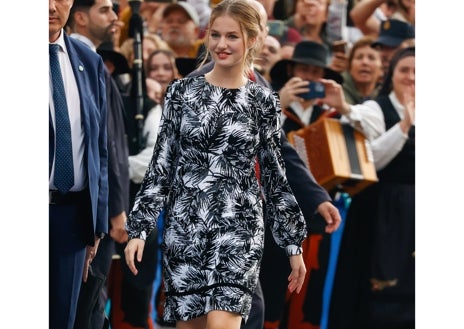 Imagen secundaria 1 - Los miembros de la Casa Real en su llegada a los Premios Princesa de Asturias 2022