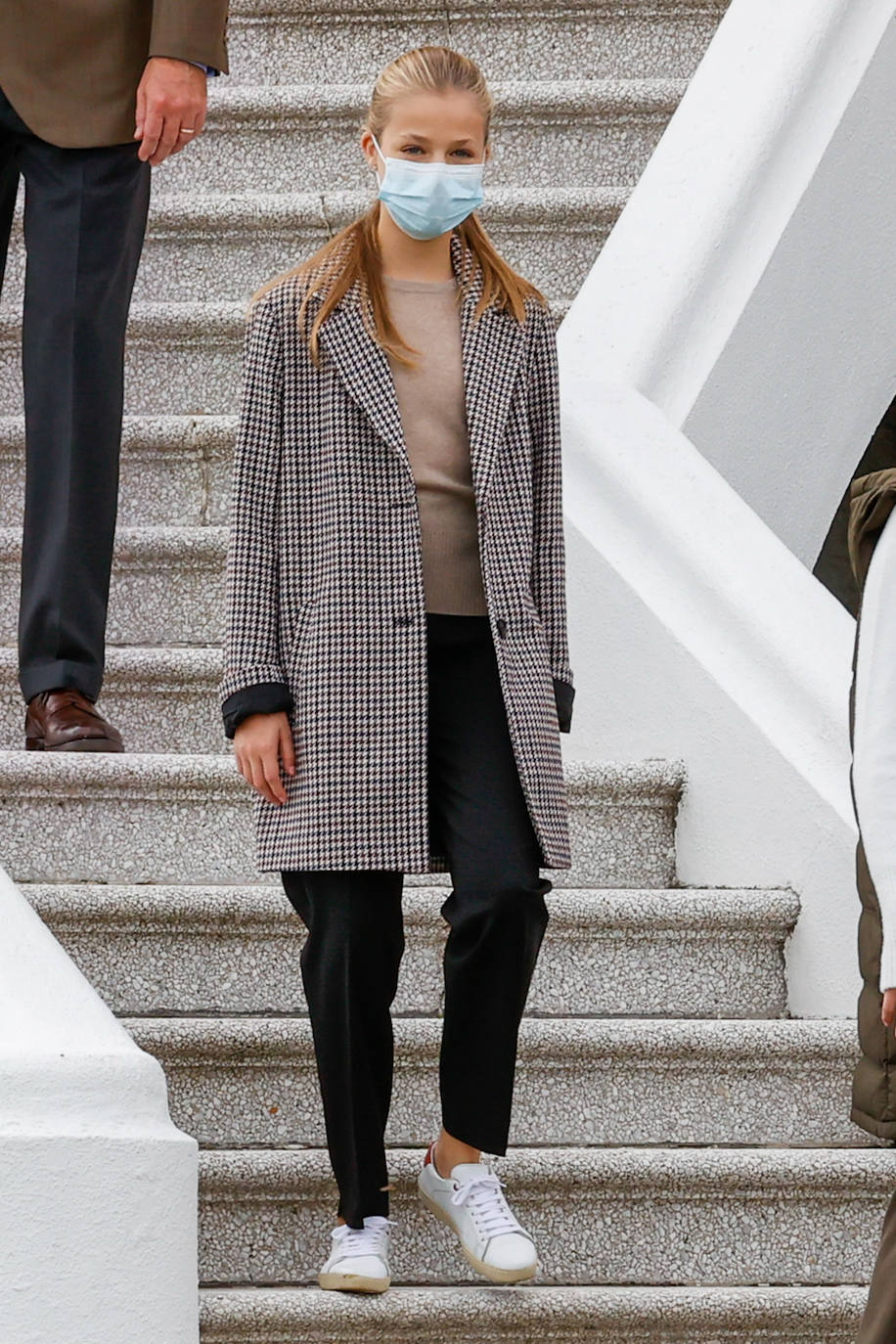 En octubre de 2020 visitaba Somao, tras la entrega de los premios Princesa de Asturias. Leonor elegía un estilismo informal y juvenil, con pantalones negros y abrigo de cuadros. 