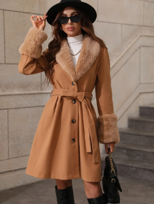 Abrigo con cuello de pelo, botones y cinturón: 32,99 euros en Shein.