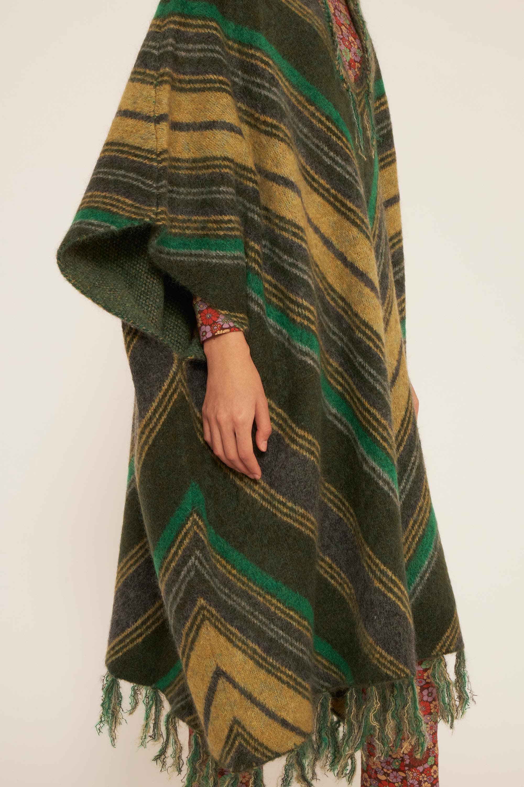 Poncho de doble capa en mohair con rayas en tonos verdes y gran escote: 700 euros en Antik Batik.