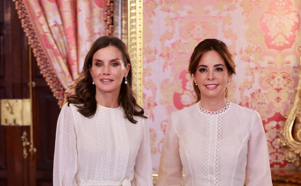 La reina Letizia y la primera dama de Paraguay han coincidido en el color de sus vestidos en la recepción que se ha celebrado en el Palacio Real de Madrid.