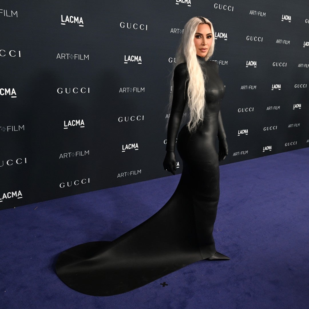 Kim Kardashian con un vestido ajustado, tipo neopreno, en color negro con cola de Balenciaga.