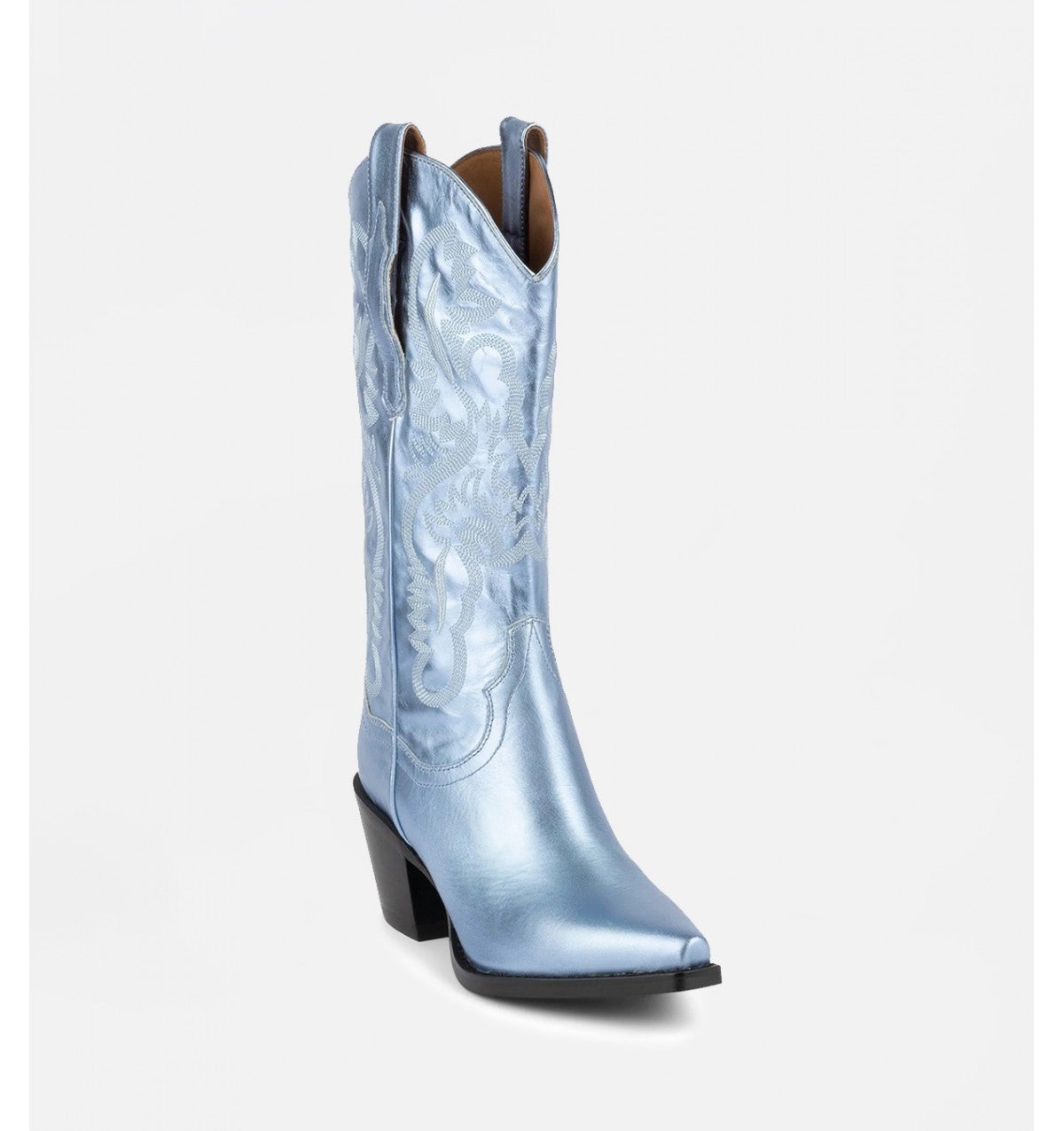 Botas altas metalizadas en color azul con suela y tacón en negro de Jeffrey Campbell. Disponibles por 260 euros en Au Revoir Cinderella.