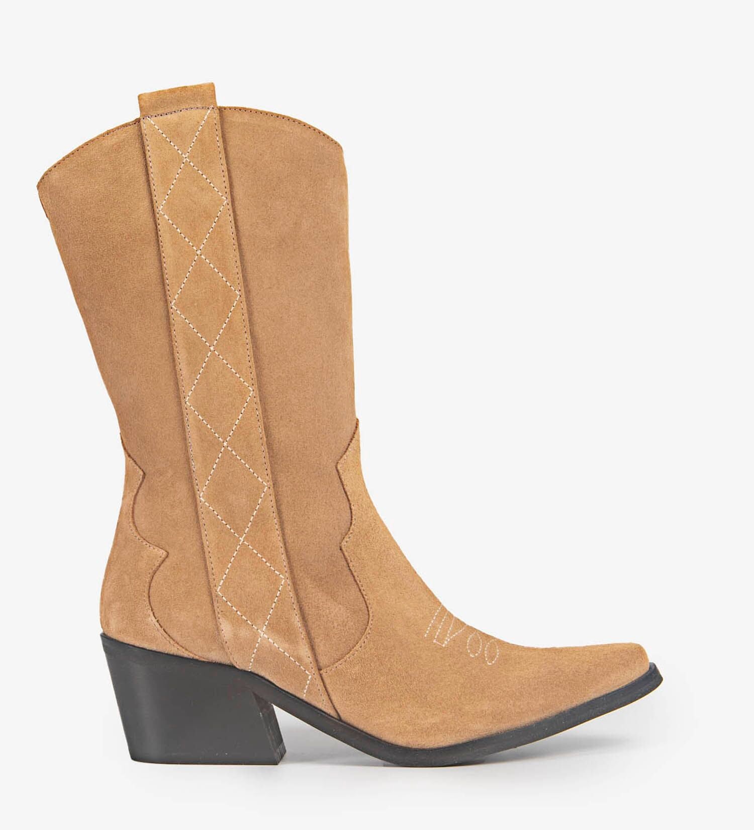 Bota de serraje en color arena de Popa: 109,95 euros. 