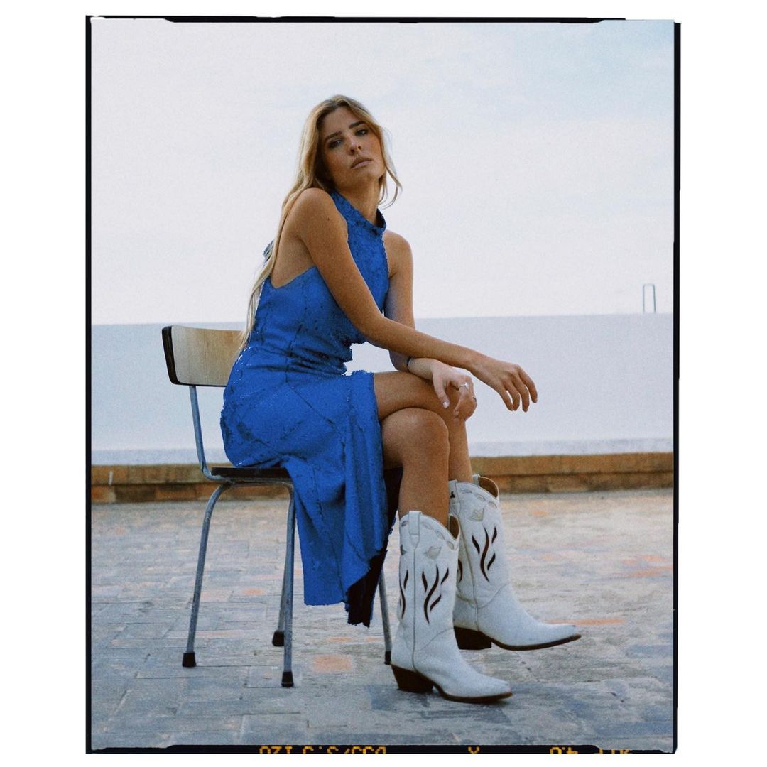 Las botas 'cowboy' son ideales para llevar con vestido. Teresa Andrés Gonzalvo se suma a esta tendencia.