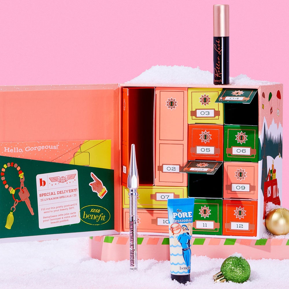 Calendario de adviento de Benefit (69,99 €, en Sephora y Benefit). Contiene una selección de los iconos de la marca: la máscara para cejas Gimme Brow+, el minimizador de poros The POREfessional, el eyeliner líquido Roller Liner o la máscara de pestañas Roller Lash.