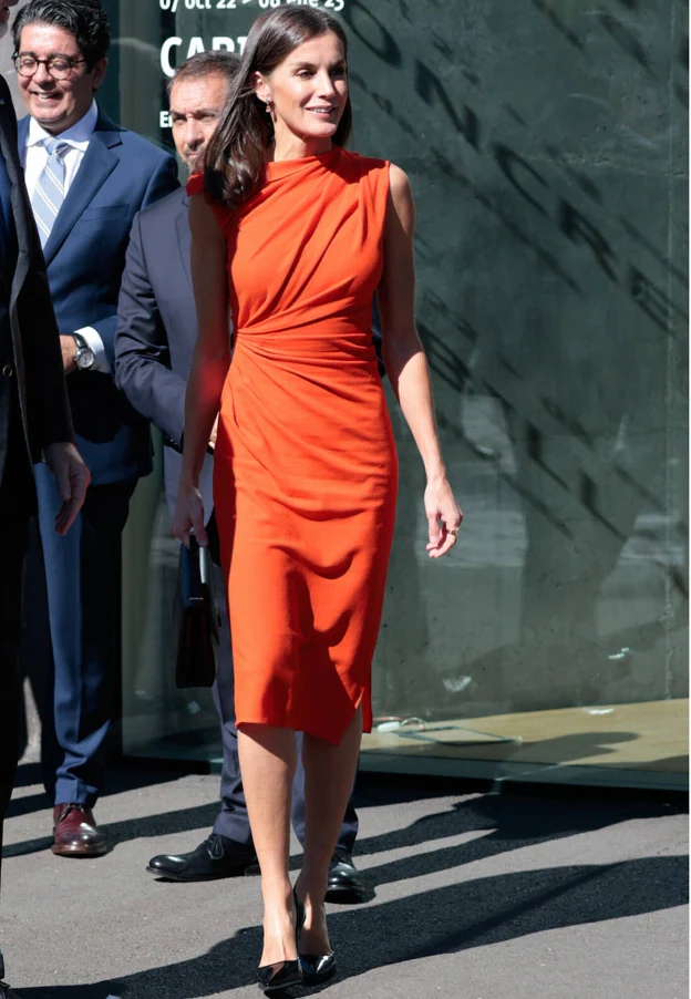 La reina Letizia repite el vestido naranja de Zara que comparte con famosas en la