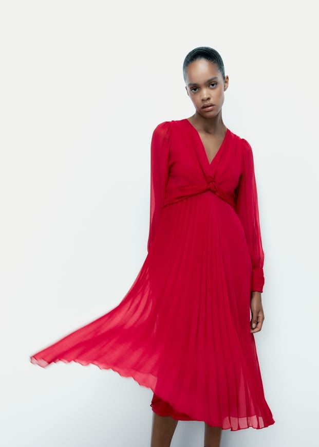 Vestido midi plisado de color de magenta de Zara (39,95 €)