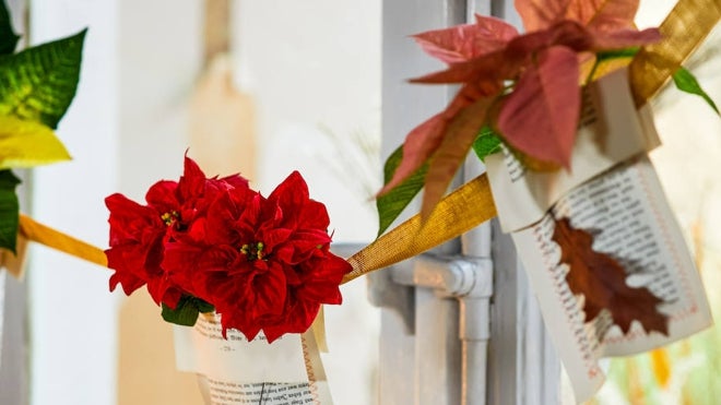 Adornos con flores de Pascua