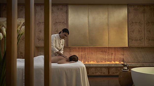 Rose Quartz Restorative es el tratamiento facial y corporal que proponen desde el spa del hotel Four Seasons de Madrid para estas navidades.