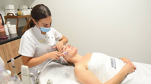 Luminous Face es la propuesta de la clínica Martín del Yerro Amselem para lucir una piel radiante estas navidades.