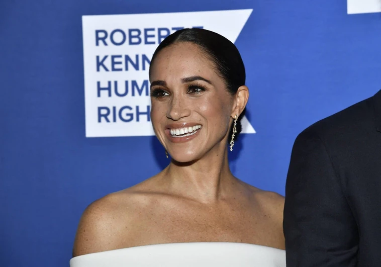 Meghan Markle deslumbra con un vestido blanco a medida de Louis Vuitton días antes del estreno de su serie en Netflix