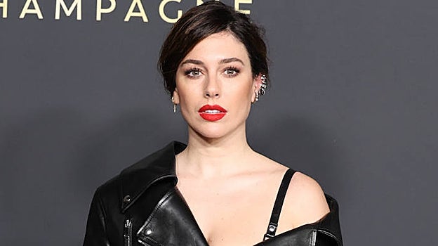 Para las más clásicas, el maquillaje de Blanca Suárez es una buena inspiración: pestañas XXL y labios rojos mates.