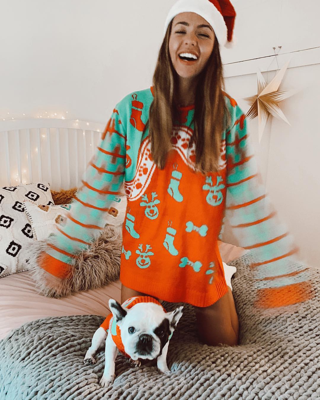 Aretha Fusté, también conocida como 'Aretha la galleta', también compra cada año su jersey navideño. En la imagen luce uno con los colores de esta época del año.