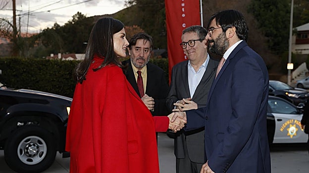 Doña Letizia estrena un abrigo rojo de Carolina Herrera en Los Ángeles.