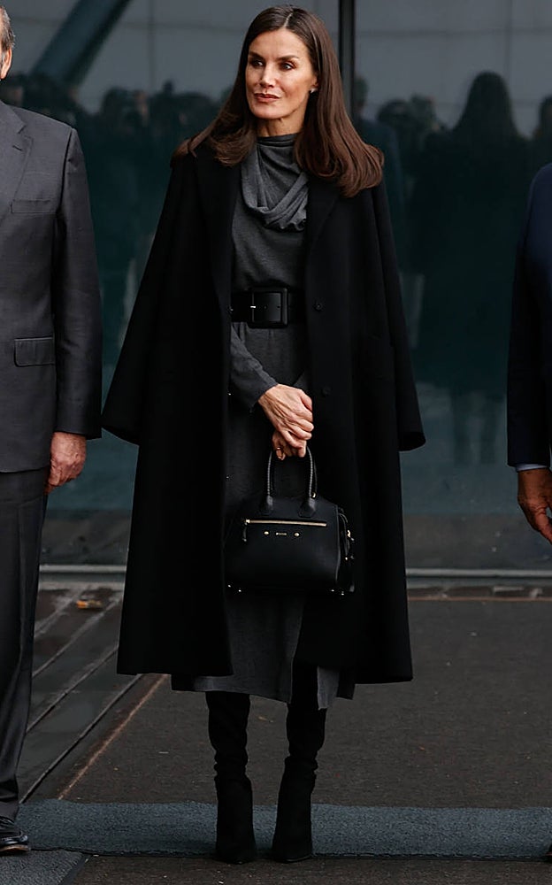 Doña Letizia, reina de las tendencias con este look que incluye un vestido nuevo de la firma Adolfo Domínguez.