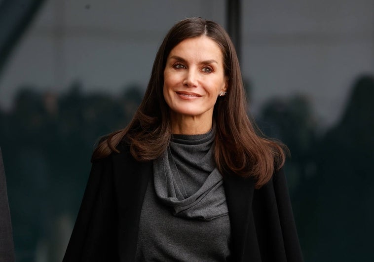 Letizia, reina de las tendencias con botas 'over the knee' y vestido con gran abertura