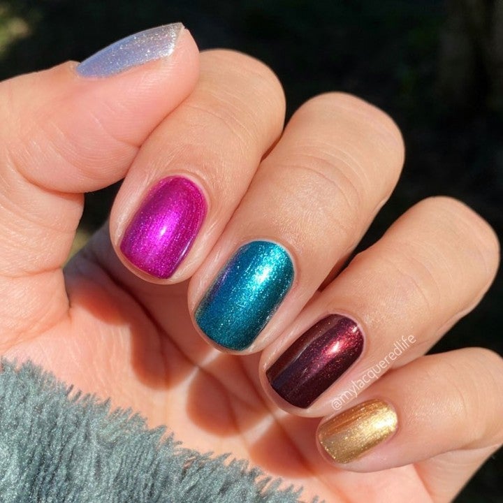 La manicura arcoiris metalizada es otra tendencia original y divertida para estas navidades. 