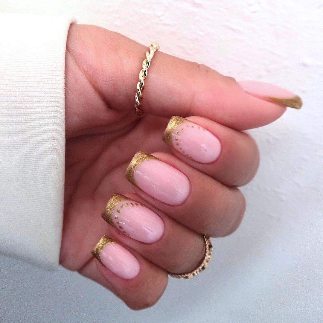 Un clásico de la navidad es el esmalte dorado, no hay mejor momento del año para llevarlo que ahora.