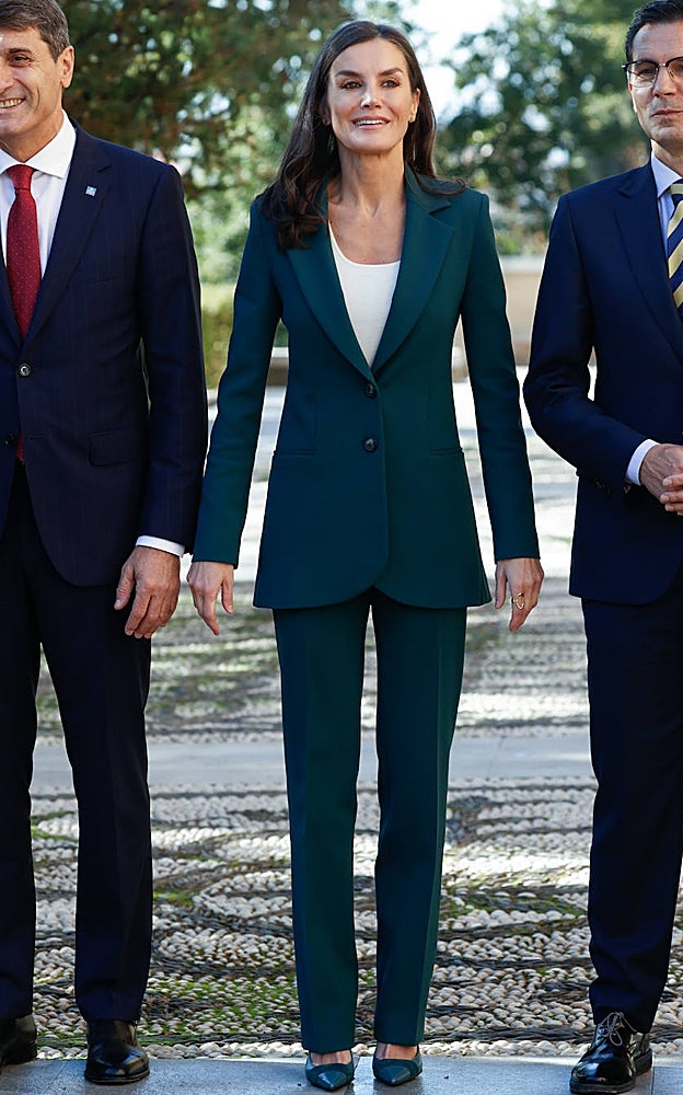 En Granada, le Reina se decantó por un elegante traje en verde azulado.
