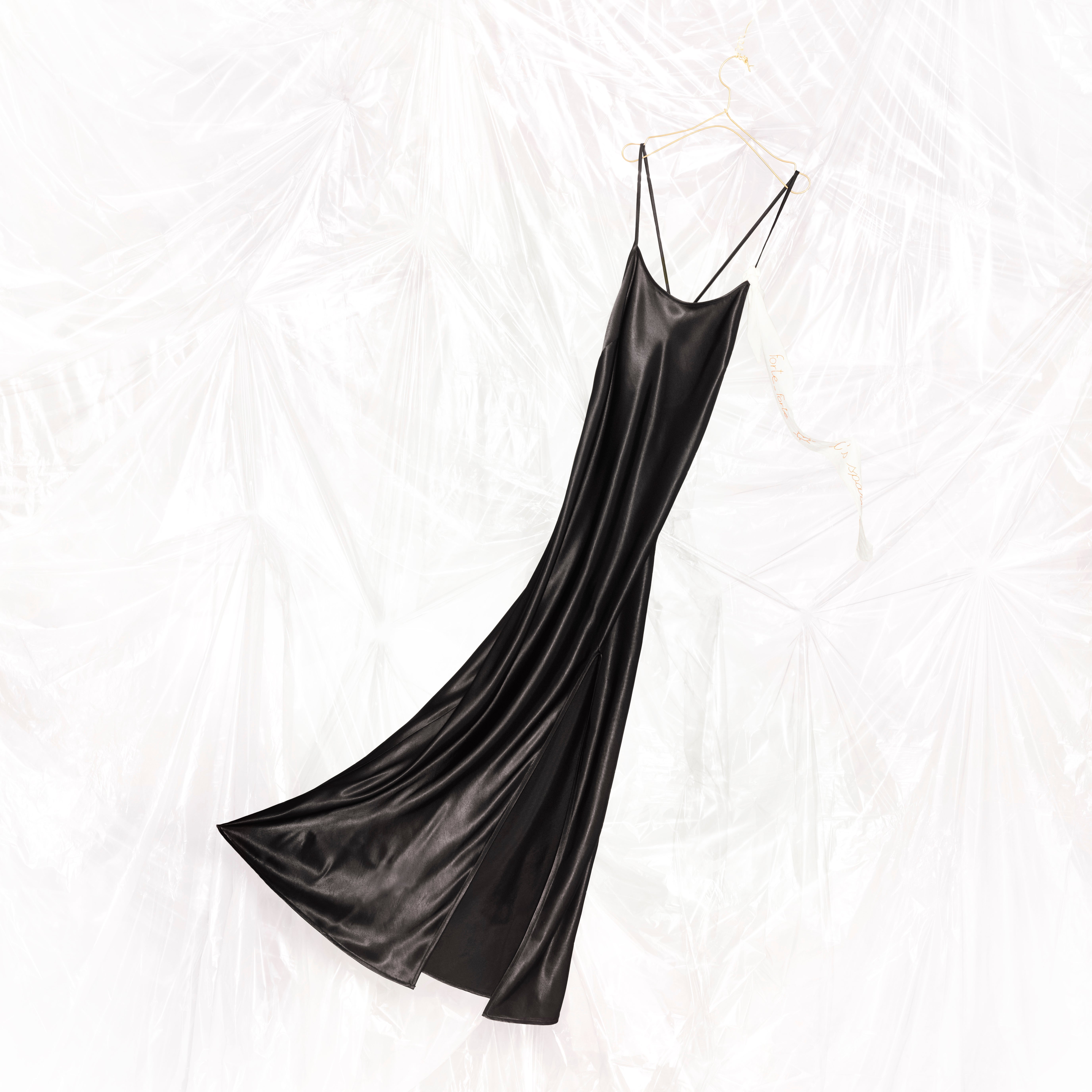 Vestido satinado en color negro de Forte Forte: 440 euros.