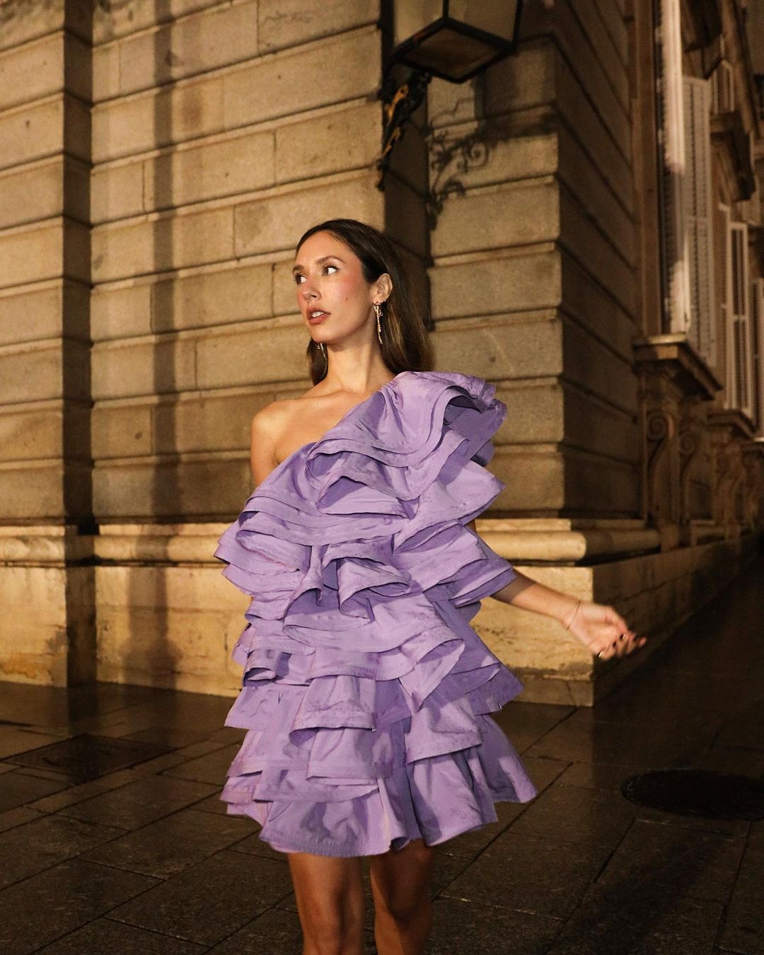 Gracy Villarreal, influencer y empresaria, ha caído rendida ante este diseño exclusivo y asimétrico de H&M en color lila y con volantes. Un claro ejemplo de que los colores alegres también tienen cabida en estas fechas.