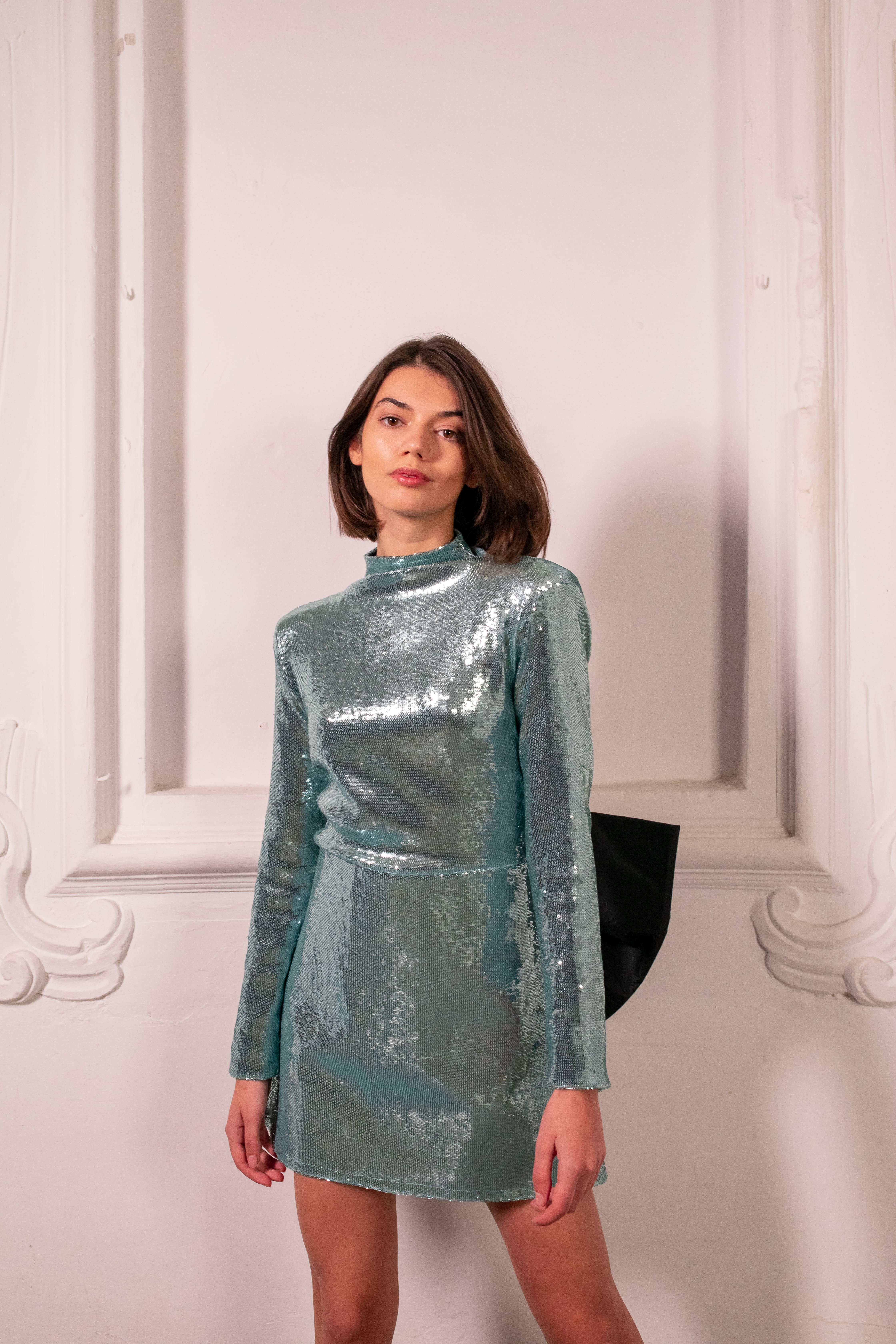 Vestido Linda de lentejuelas y lazo negro en la zona de la espalda: 255 euros en Koahari.