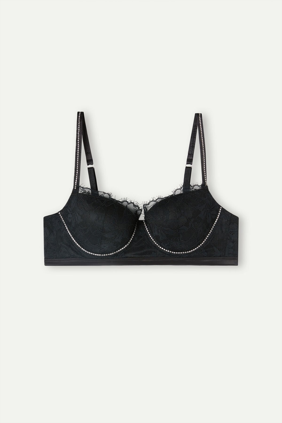 Sujetador perfecto para llevar debajo de tus looks navideños pero también ideal para dejar entrever bajo una americana, por ejemplo, al estilo de Laura Escanes. Es de Intimissimi y cuesta 35,90euros.
