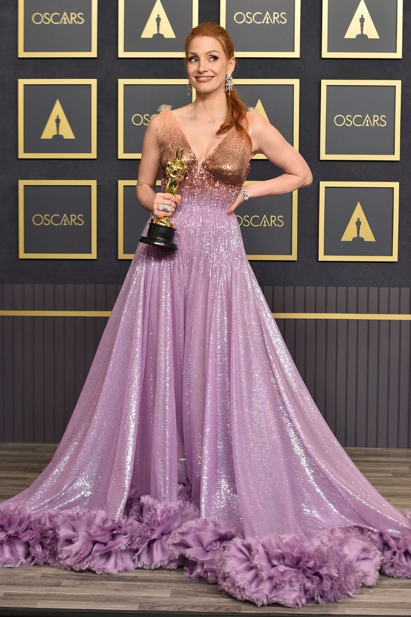 Jessica Chastain en los Oscar 2022. Sin duda la mejor vestida de esta edición de los Oscar, como si de una princesa se tratase de la mano de Gucci. Un modelo con lentejuelas y volantes con un degradado que iba del color salmón al violeta que realzaba su figura y destilaba elegancia.
