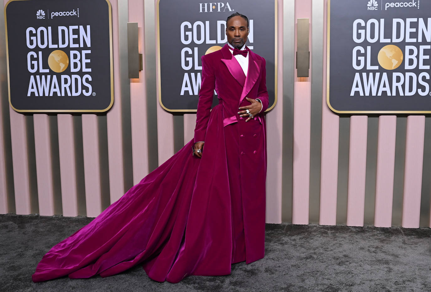 Billy Porter lució uno de los estilismos más llamativos: un vestido esmoquin de terciopelo en color fucsia, que recuerda al que llevó en los Oscar 2019. 