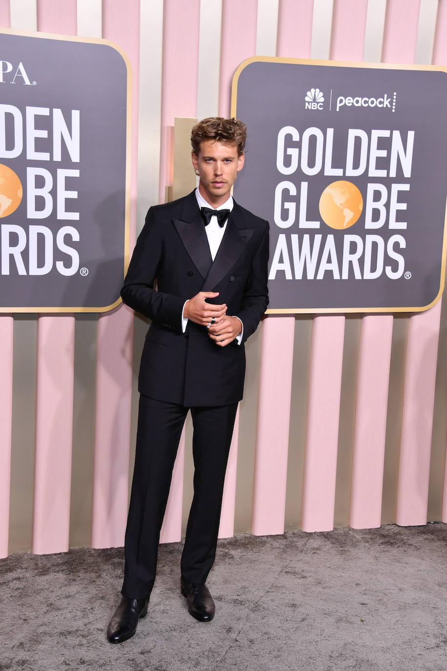 Austin Butler con el clásico esmoquin en los Globos de Oro 2023.