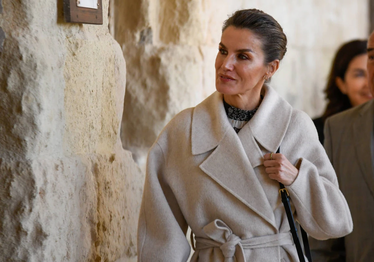 Doña Letizia con abrigo y vestido nuevos en su visita a Menorca.