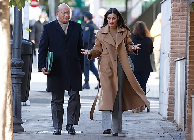 El abrigo camel de la reina ahora está rebajado en la web de Caroiina Herrera.