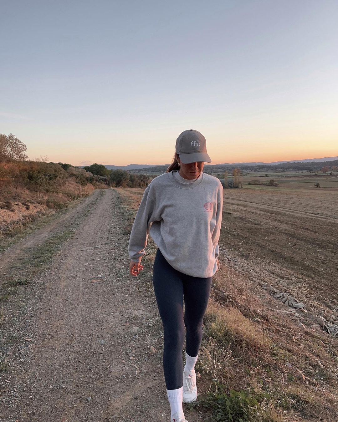 Coco Constans con gorra de su propia marca ffit y sudadera de Zalando.