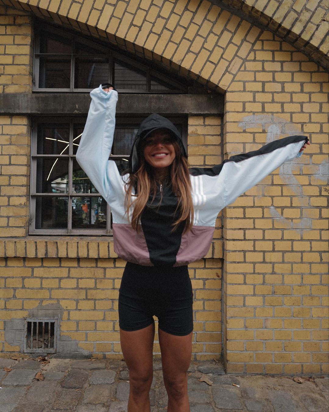 Paula Ordovás, influencer y empresaria, con look deportivo formado por shorts y sudadera ligera. La fundadora de Better Naked Club se preparaba para una de las mayores maratones del mundo.