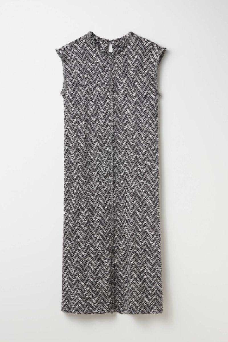 Modelo bicolor con cuello a la caja y manga sisa realizado en un tejido texturizado con estampado de zigzag y corte recto de Sfera. Una pieza de aires boho-chic, que contrasta con el corte recto, ligeramente más formal y que puede ser lucida más allá de una boda. Precio: 25,99€.