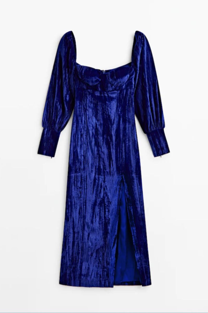 Un modelo de Massimo Dutti perfecto para las invitadas que desean marcar la silueta de forma sutil y elegante. Incluye un escote corazón, manga larga con las hombreras marcadas y una abertura lateral. Un diseño azul eléctrico confeccionado en terciopelo con un acabado plisado. Precio: 12 9€.