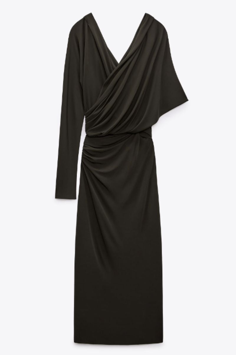 Vestido de Zara de la colección de edición limitada realizado en viscosa. Posee un escote pico cruzado con manga larga y una asimetría debajo del hombro que queda rematado con pliegues laterales. Precio: 99,95 €.