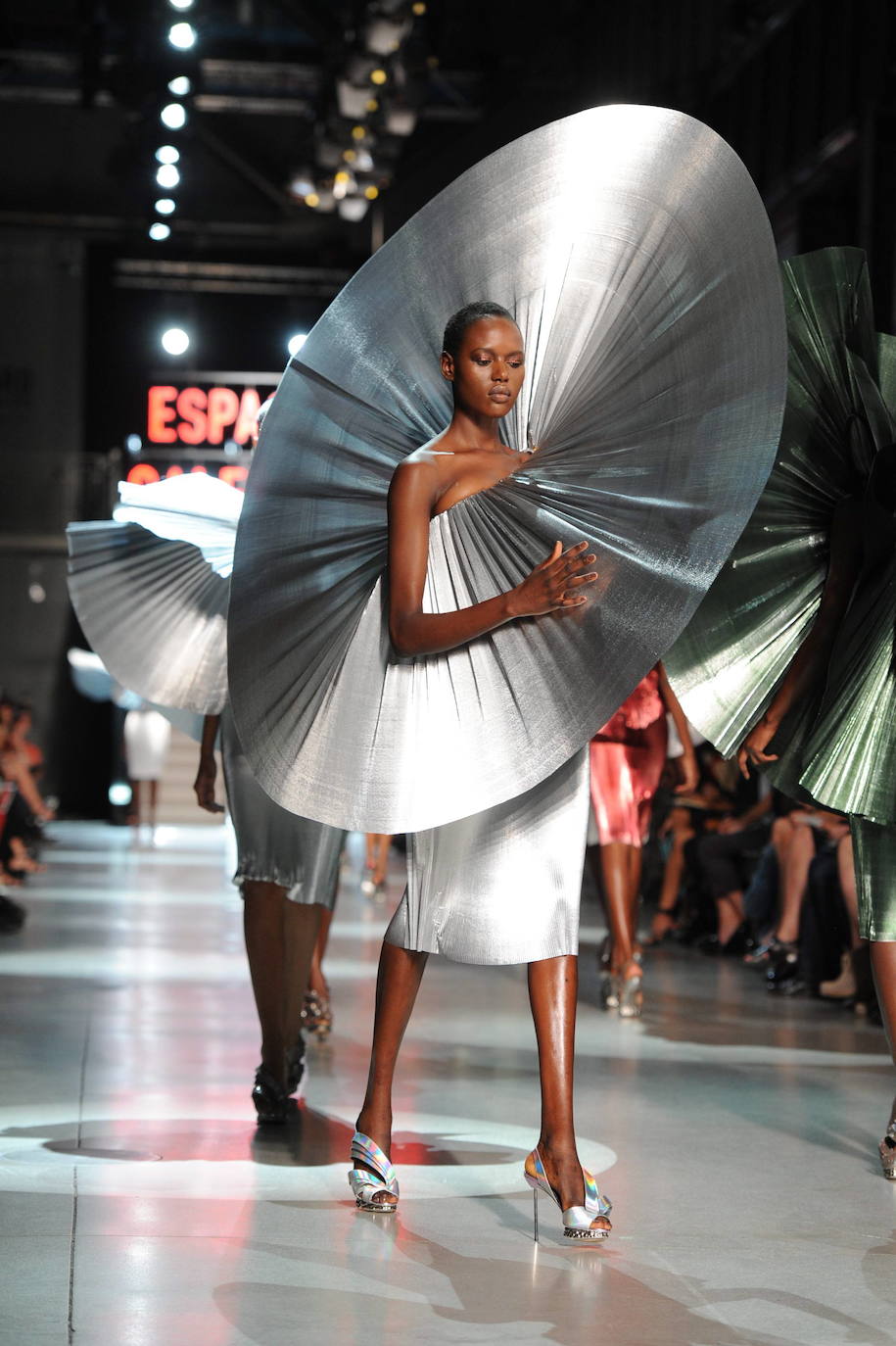 Otro original diseño de Paco Rabanne en forma de platillo. 