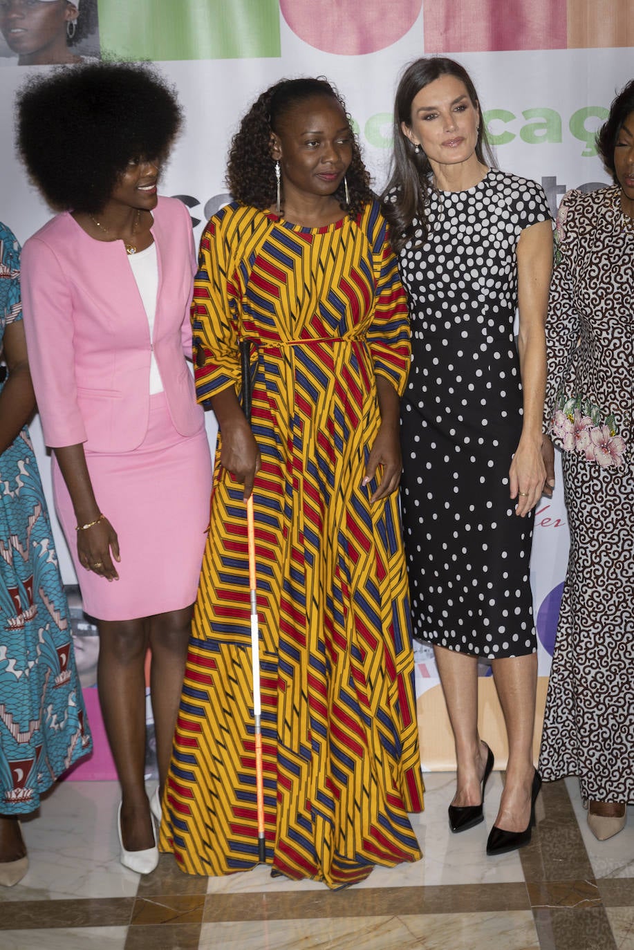 El martes por la mañana, doña Letizia recuperaba su vestido de lunares, obra del diseñador sevillano José Hidalgo. Se trata de un diseño a medida, que estrenó durante la celebración de la Cumbre de la Otan en Madrid, de corte midi y manga corta, destaca por sus lunares blancos sobre el fondo negro. Lo combinó con salones negros de Magrit y bolso de mano de Carolina Herrera.