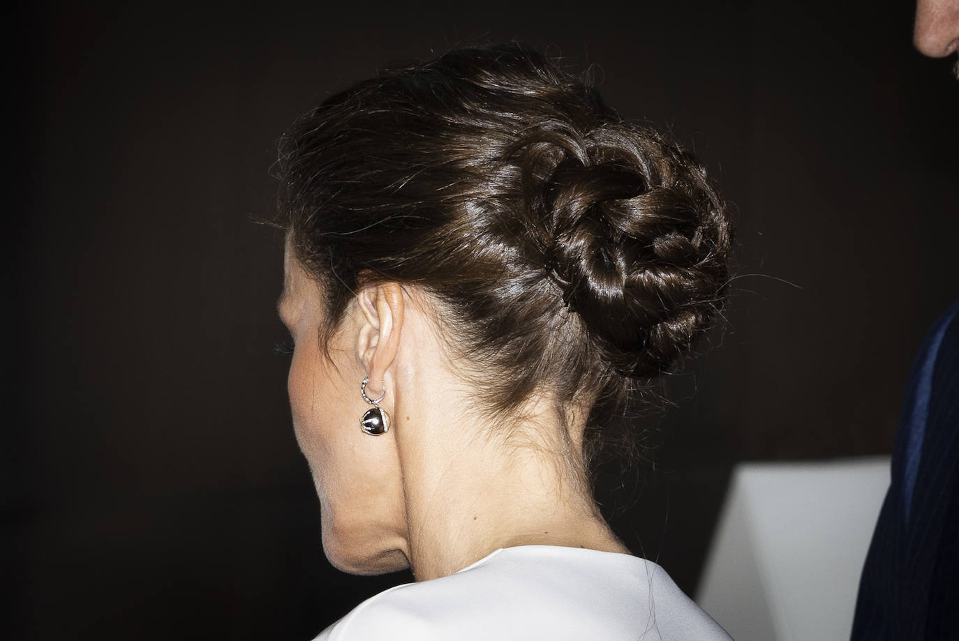 El moño trenzado de doña Letizia, un peinado perfecto para invitadas. 